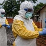 Équipe médicale mobilisée contre Ebola en RDC dans un centre de traitement sécurisé