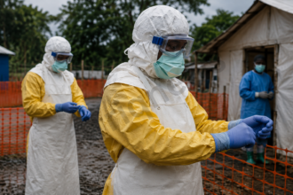 Équipe médicale mobilisée contre Ebola en RDC dans un centre de traitement sécurisé