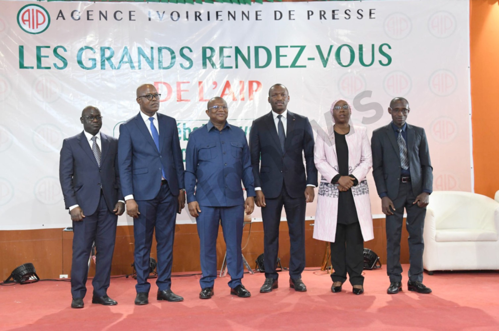 Programme Jeunesse du Gouvernement présenté par Mamadou Touré devant des jeunes à Abidjan