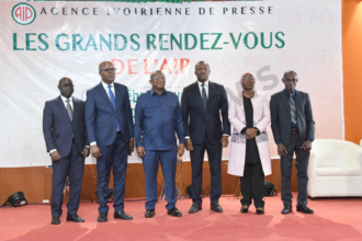 Programme Jeunesse du Gouvernement présenté par Mamadou Touré devant des jeunes à Abidjan