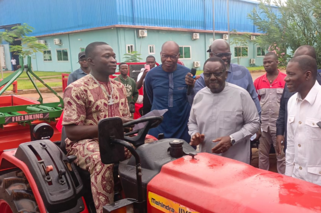 Jeunes bénéficiaires de la mécanisation agricole au Bénin recevant des équipements modernes