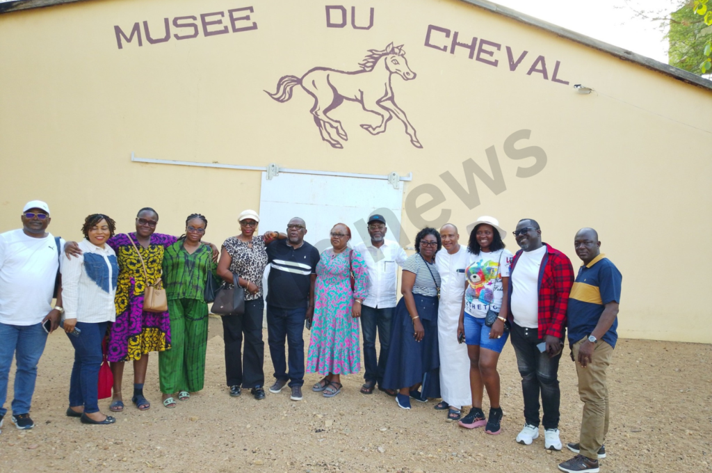Musée du cheval de Demsa au Cameroun avec cavalier traditionnel et patrimoine équestre