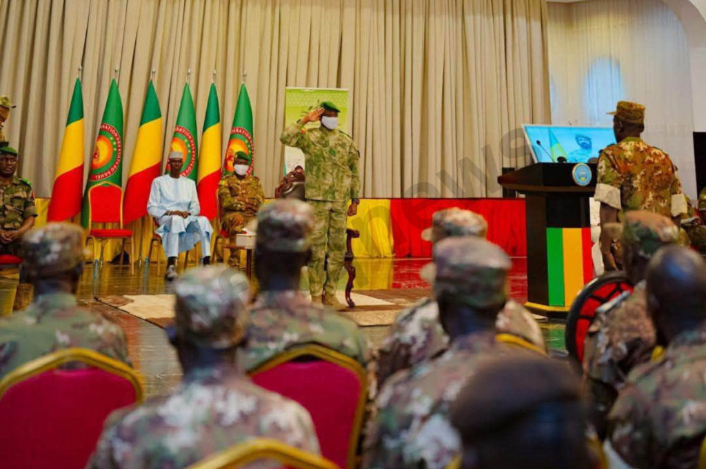 82 militaires maliens libérés présentés au Président Assimi Goïta à Koulouba